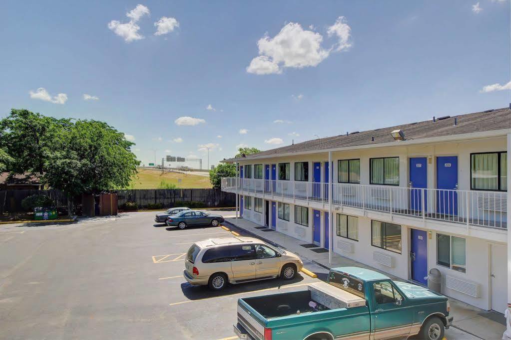 Red Roof Inn San Antonio E - Frost Bank Center Eksteriør billede